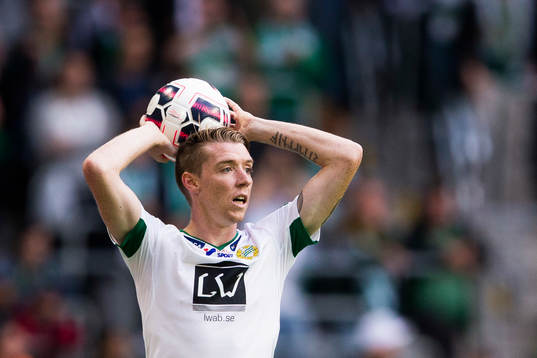 Hammarbys Birkir Már Saevarsson med bollen
