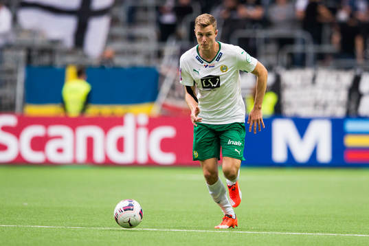 Hammarbys Richard Magyar med bollen