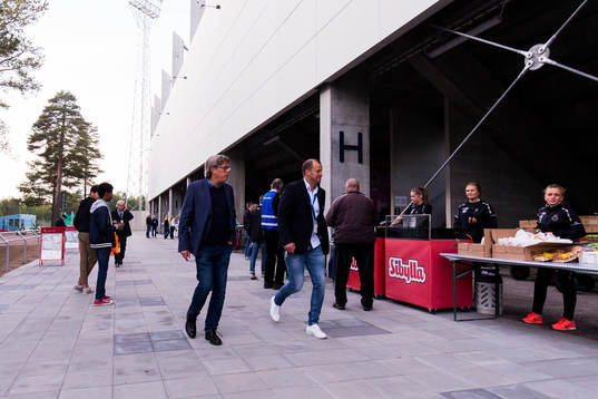 Djurgårdens tränare Per Olsson går utanför Gavlevallen