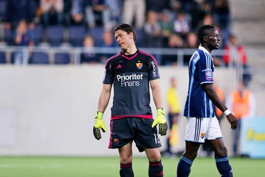 Djurgårdens målvakt Kenneth Høie och Mark Mayambela
