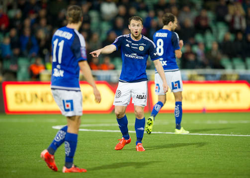 Sundsvalls Rúnar Már Sigurjónsson diskuterar med sina
