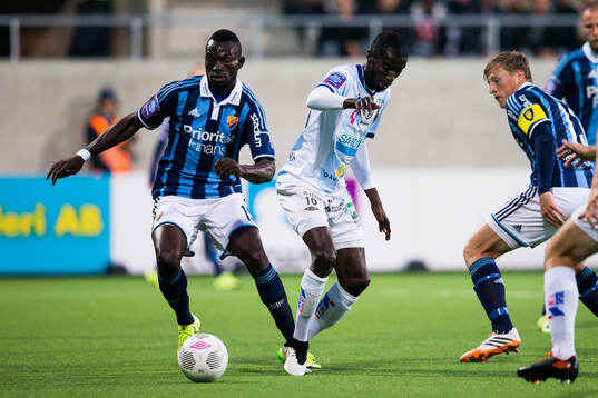 Djurgårdens Omar Colley i kamp om bollen med Gefles Dioh