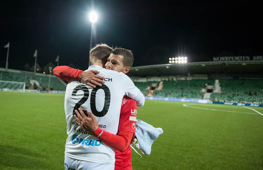 Åtvidabergs Mauricio Albornoz kramar om målvakt Gustav