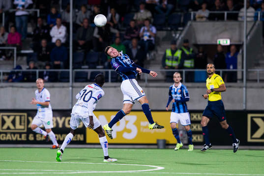 Djurgårdens Kerim Mrabti nickar förbi Gefles Dioh Williams