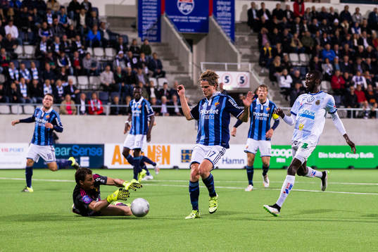 Djurgårdens målvakt Kenneth Høie tar hand om bollen