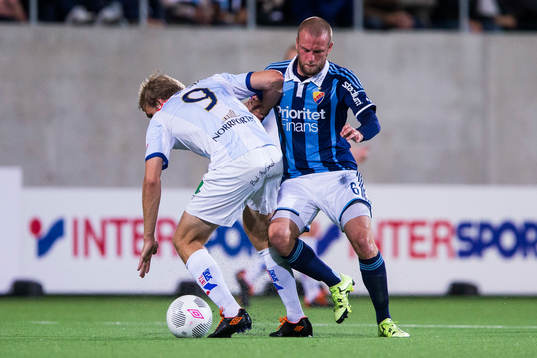 Gefles Johan Oremo i kamp om bollen med Djurgårdens