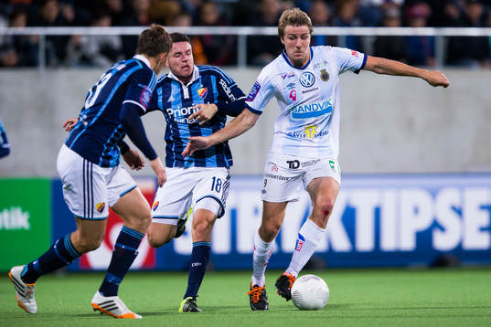 Djurgårdens Kerim Mrabti i kamp om bollen med Gefles Johan