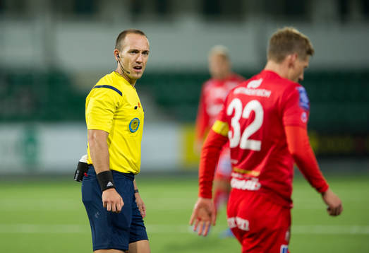 Domare Kasper Sjöberg  diskuterar med Åtvidabergs Martin