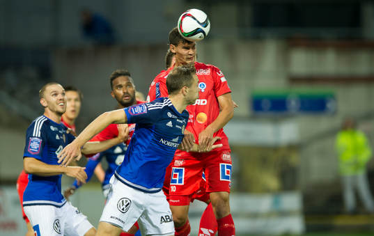 Åtvidabergs Mauricio Albornoz nickar undan bollen