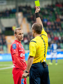 Domare Kasper Sjöberg  ger Åtvidabergs Hampus Holmgren