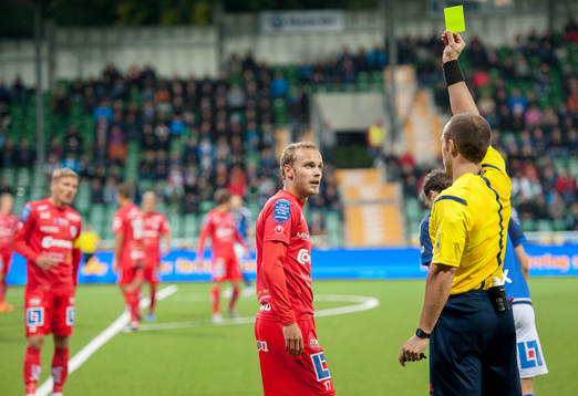 Domare Kasper Sjöberg  ger Åtvidabergs Hampus Holmgren