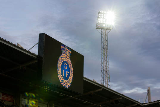 Gefles emblem visas på storbildsskärmen