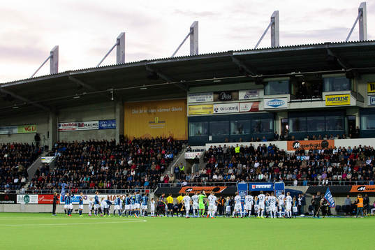 Spelare och domare ställer upp