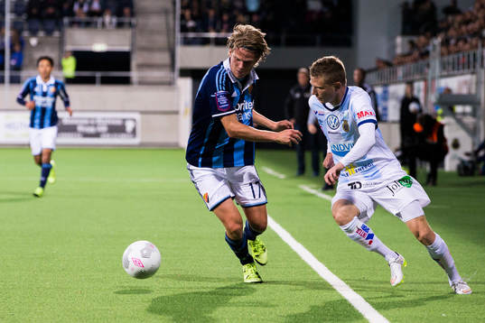 Djurgårdens Tim Björkström i kamp om bollen Gefles Johan