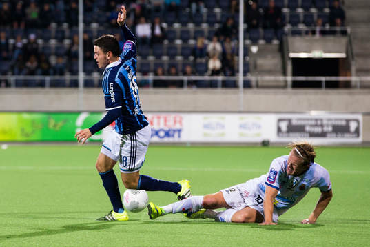 Djurgårdens Kerim Mrabti går omkull i en närkamp med