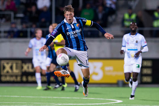 Djurgårdens Emil Bergström tar ner bollen