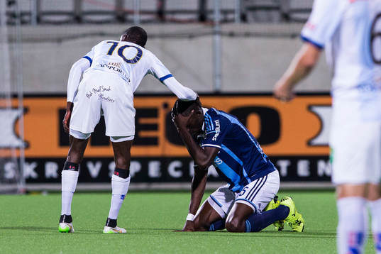 Gefles Dioh Williams tröstar Djurgårdens Omar Colley
