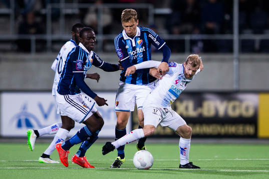 Djurgårdens Sam Johnson och Jesper Karlström i kamp om