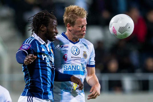 Djurgårdens Amadou Jawo i en nickduell med Gefles Martin