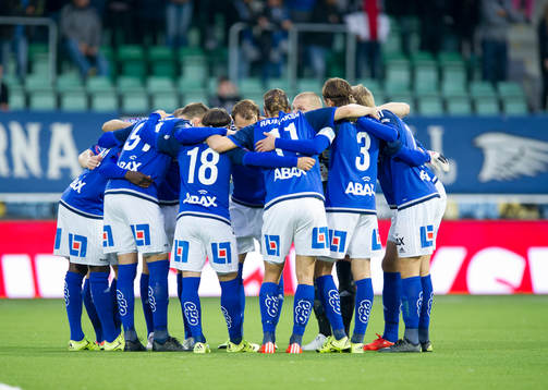 Sundsvall bildar klungan innan avspark av fotbollsmatchen i