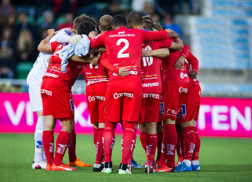 Åtvidaberg bildar klungan innan avspark av fotbollsmatchen