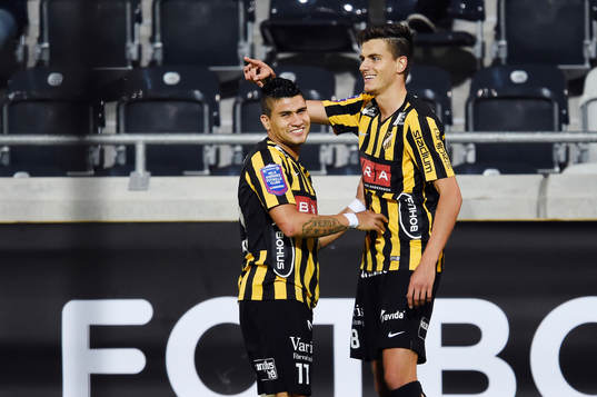 Häckens Alexander Jeremejeff (th) gör 3-1 och jublar med