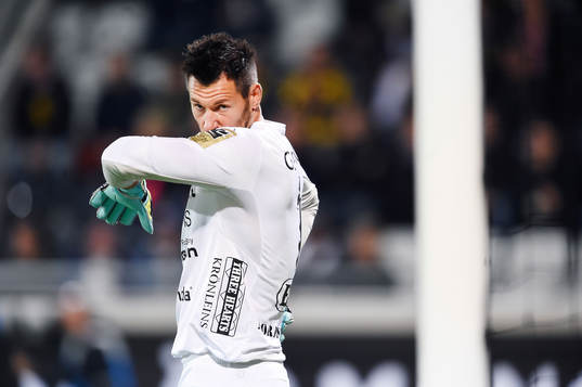 Halmstads målvakt Stojan Lukic deppar