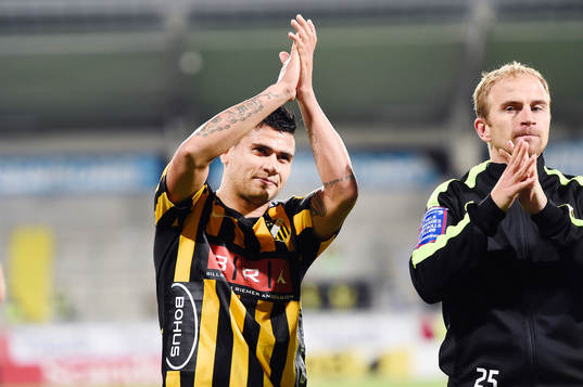 Häckens Paulo de Oliveira jublar med publiken