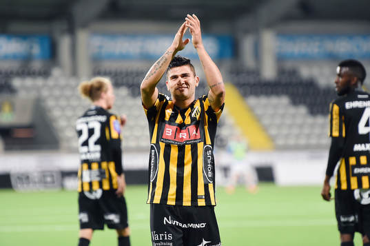 Häckens Paulo de Oliveira jublar med publiken