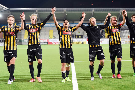 Häckens spelare med Paulo de Oliveira i mitten jublar med