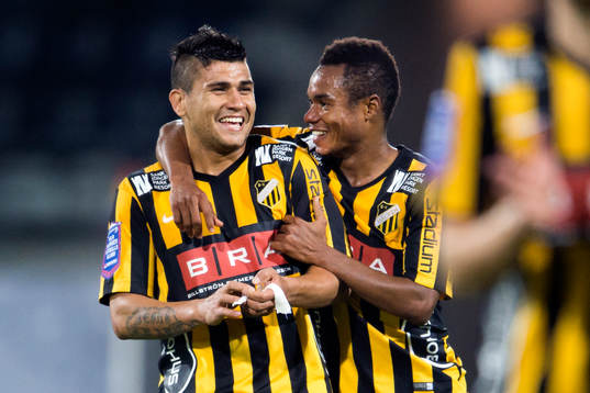 Häckens Paulo de Oliveira och Nasiru Mohammed jublar