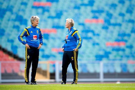 Sveriges förbundskapten Pia Sundhage och assisterande