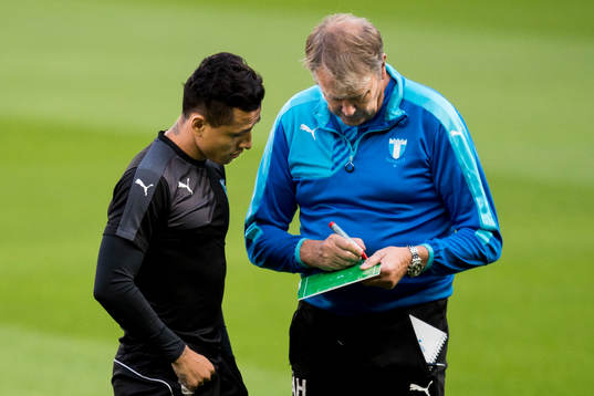 Malmö FFs Yoshimar Yotún får instruktioner av tränare