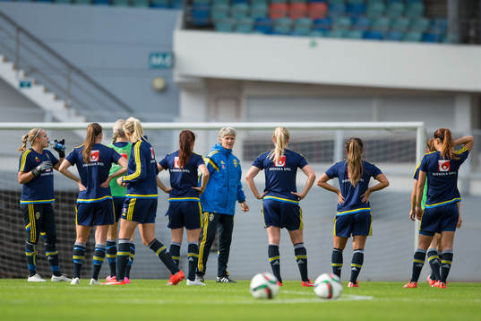 Sveriges förbundskapten Pia Sundhage instruerar