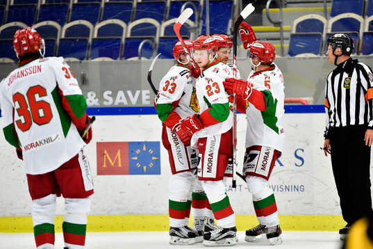 Moras Kristian Jakobsson jublar med sina lagkamrater