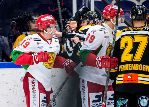 Bråk mellan Moras Linus Sandin och Panterns Björn Karlsson