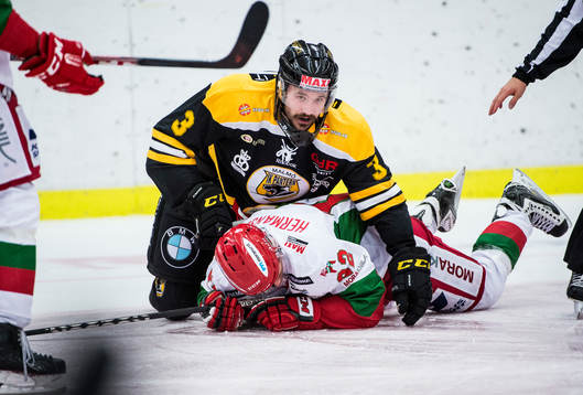 Panterns Björn Karlsson trycker till Moras Daniel