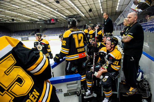 Panterns Robin Dahse och Emil Sandin på bänken