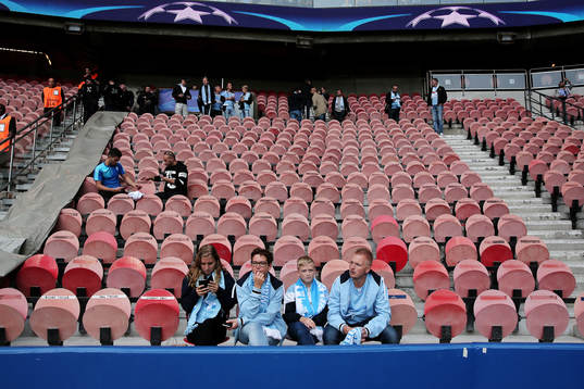 Supportrar till Malmö FF samlas på Parc Des Princes