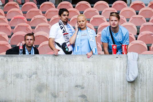 Supportrar till Malmö FF samlas på Parc Des Princes