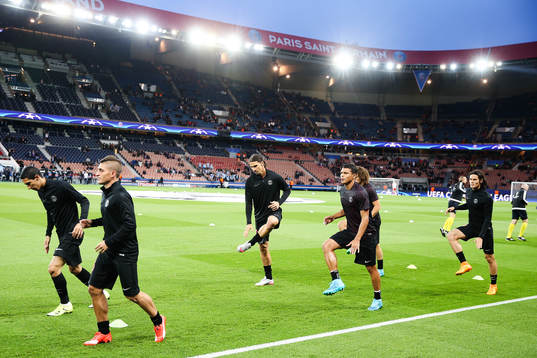 s spelare med Zlatan Ibrahimovic värmer upp