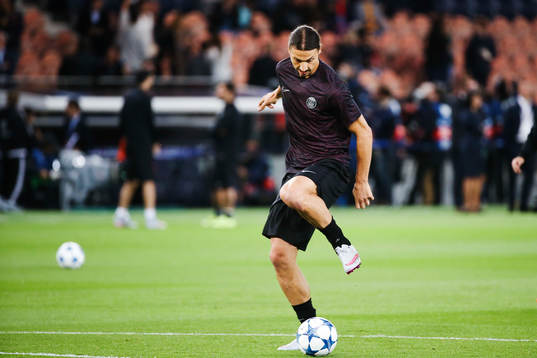 s Zlatan Ibrahimovic värmer upp
