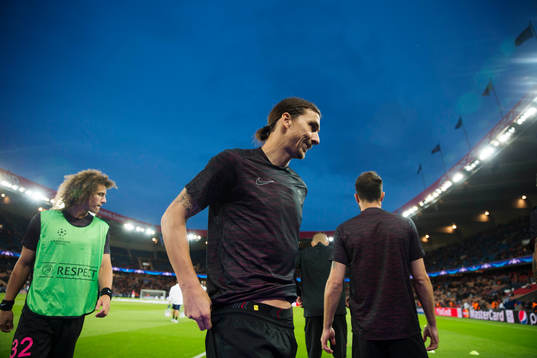 s Zlatan Ibrahimovic värmer upp innan fotbollsmatchen i