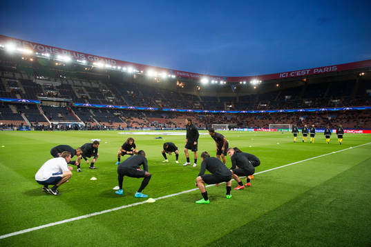 PSG värmer upp innan fotbollsmatchen i Champions League