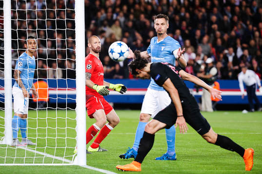 s Edison Cavani nickar framför Malmö FFs målvakt Johan
