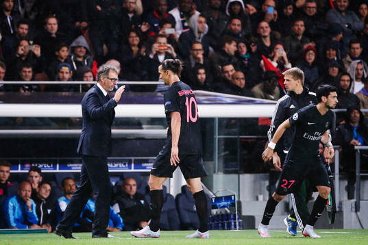 s får en klapp av tränare Laurent Blanc när han blir