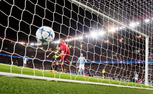 s Edison Cavani nickar in 2-0 bakom Malmös målvakt Johan