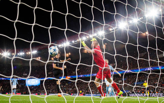s Edison Cavani nickar in 2-0 bakom Malmös målvakt Johan