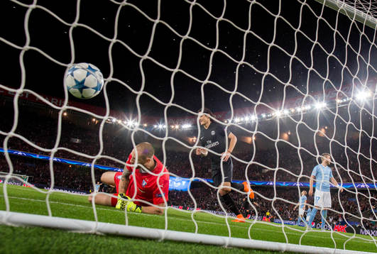 s Edison Cavani nickar in 2-0 bakom Malmös målvakt Johan