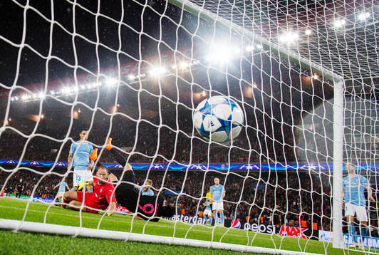 s Ezequiel Lavezzi gjorde 3-0 bakom Malmös målvakt Johan